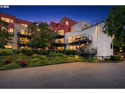 1 bed / 1 bath McCormick Pier condo
