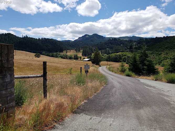7512 Melqua Rd Umpqua, OR 97486