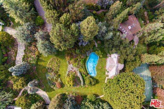 320 Delfern Drive Los Angeles, CA 90077