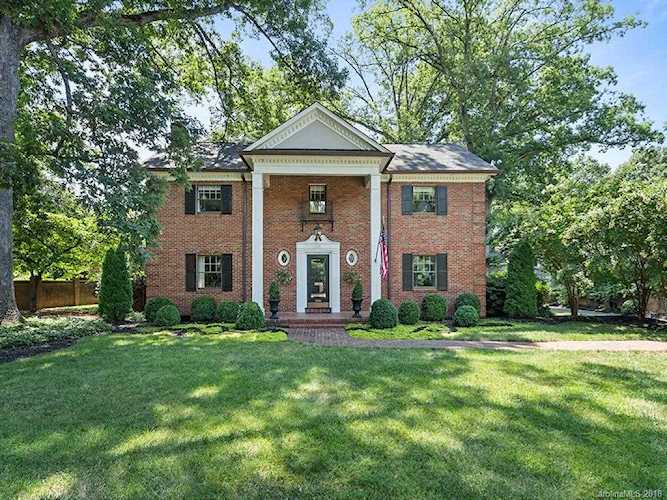 2115 Selwyn Ave Charlotte, NC 28207 | MLS 3439405 Photo 1