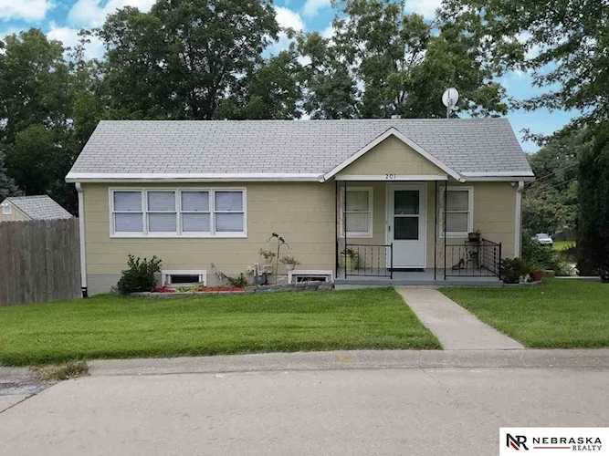 201 Vine St Louisville, NE 68037 | MLS 21819432 Photo 1