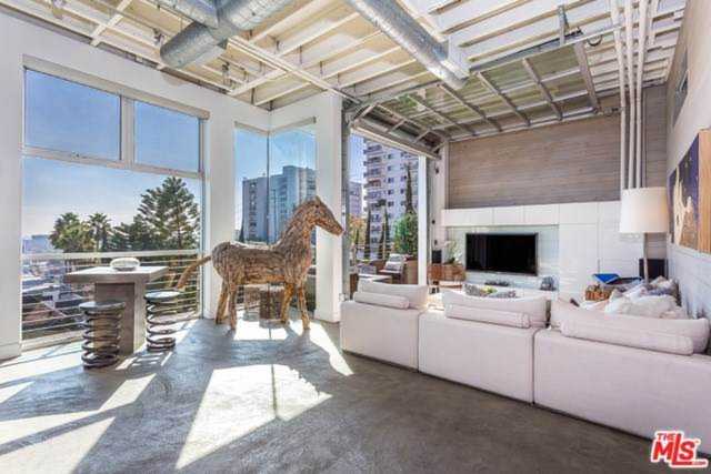 1152 N La Cienega #301 West Hollywood, CA 90069