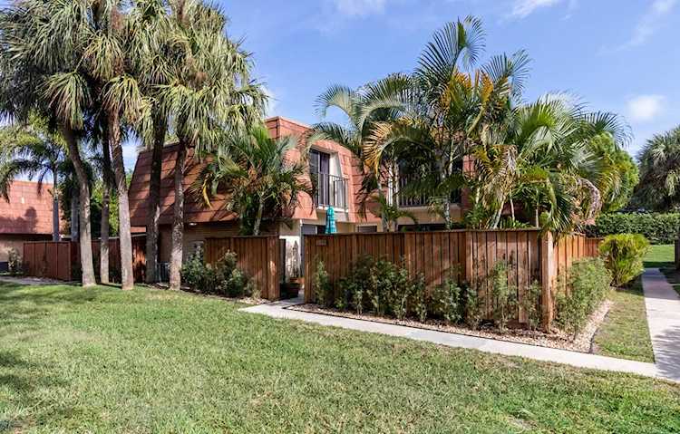 208 Live Oak Lane Boynton Beach, FL 33436 - MLS# RX-10492520 | BoyntonBeachRealEstate.com Photo 1