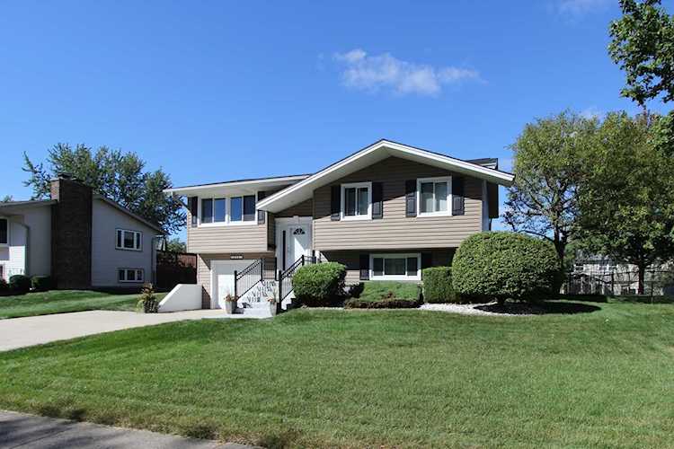 1034 S Cedarcrest Dr Schaumburg, IL 60193 | MLS 10170527 Photo 1
