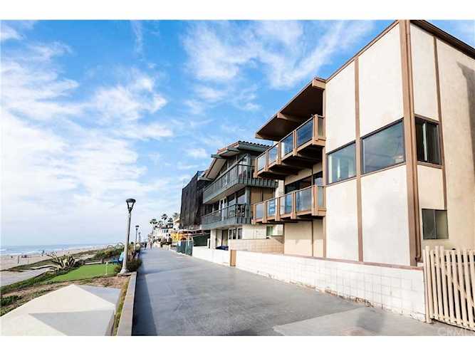 2304 The Strand Manhattan Beach, CA 90266