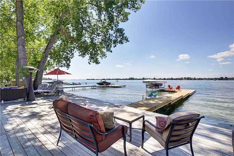 587 East Chestermere Drive Chestermere, AB T1X 1A4