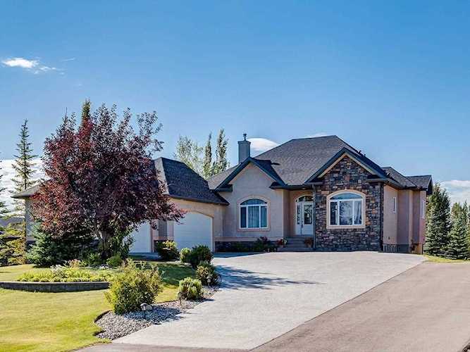 15 Lynx Meadows Court NW Calgary, AB T3L 2M1
