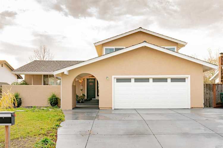 233 Redwood Circle Petaluma, CA 94954 | MLS 21900584 Photo 1
