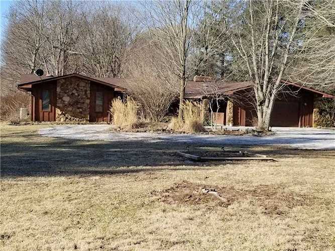 2435 E Dogwood Drive Clinton, IN 47842 | MLS 21618258 Photo 1