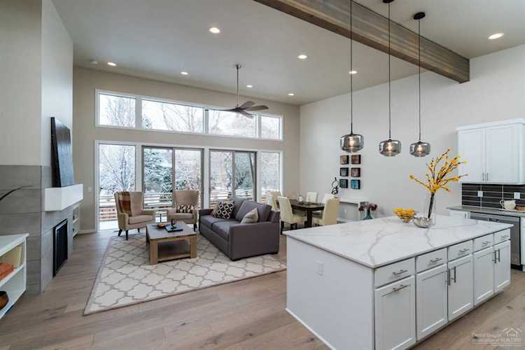 63109 Iner Loop Bend, OR 97701 | MLS 201900861 Photo 1