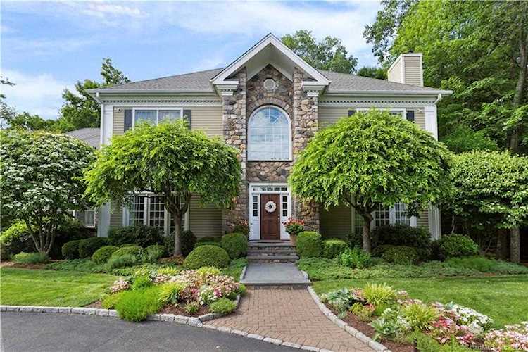 32 Sunset Court Stamford, CT 06903
