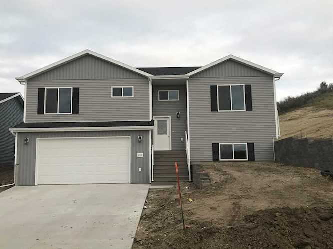 2408 SE Macedonia Ave Mandan, ND 58554 | MLS 400493 Photo 1