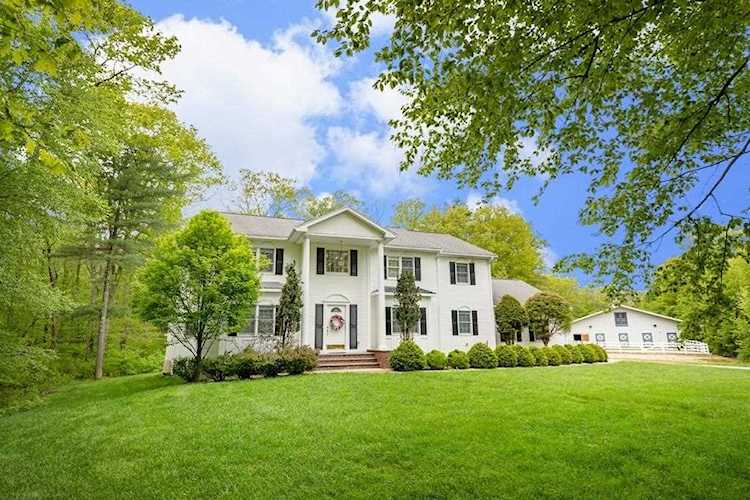Uxbridge, 130 Stanphyl Rd, MA, home for sale Photo 1