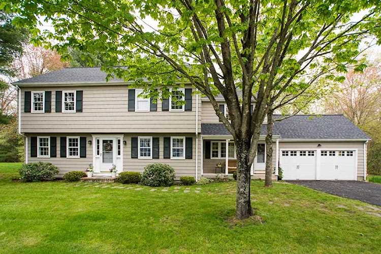74 Colonial Rd Medfield, MA 02052 | MLS 72500443 Photo 1