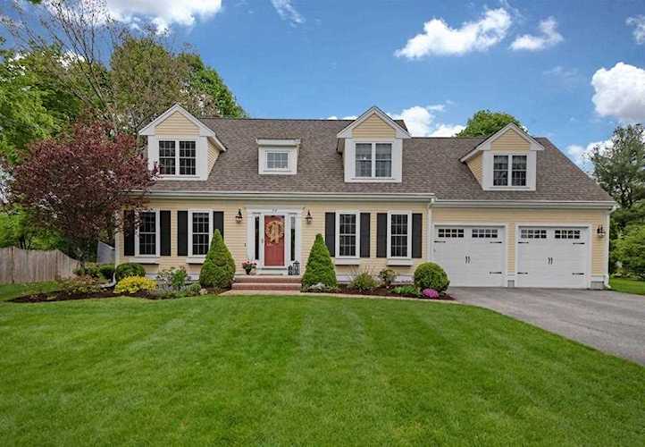 74 Pleasant Street Medfield, MA 02052 | MLS 72500664 Photo 1