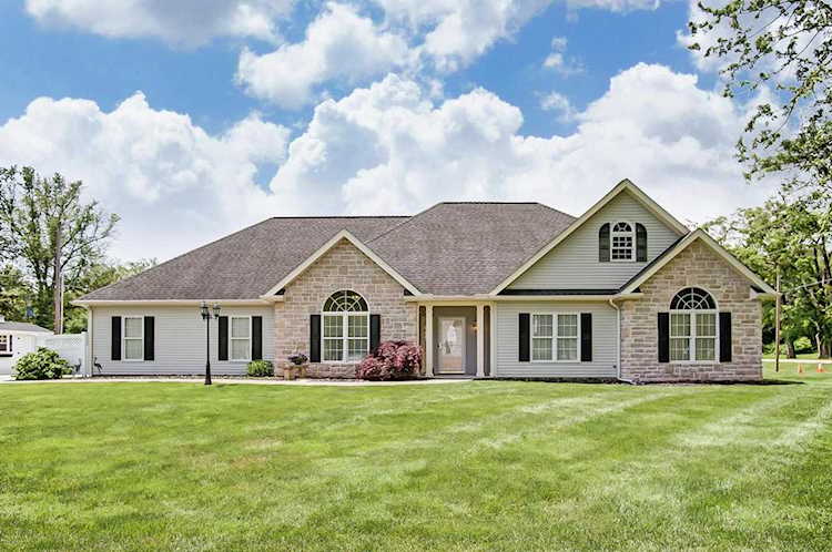 $275,000 - For sale - 845 Granville Road, Newark, OH 43055 - MLS#219012914 - Licking. - Outstanding ranch in West Newark. Gourmet kitchen with Cherry Cabinetry, granite counter tops,... Photo 1
