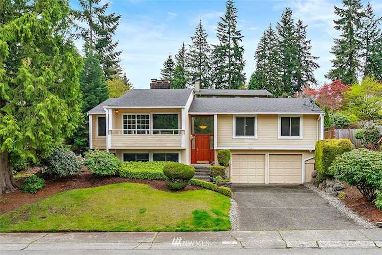 9800615141 SE 46th WyEast Side/SouthBellevuePrime location in Whispering Heights. Meticulously maintained house boasts 4 BR,recently remodeled...King1445031WAhome for saleWhispering Heights Photo 1