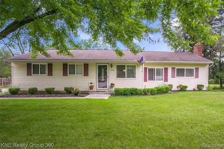 1090 Lynsue Ln Ln Waterford Twp, MI 48327 | MLS 219056702 Photo 1
