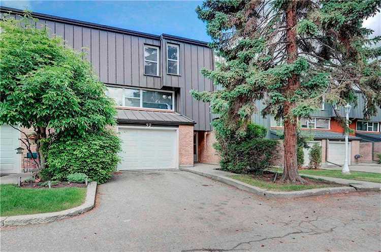 32 Brae Glen Court SW Calgary, AB t2w 1b6