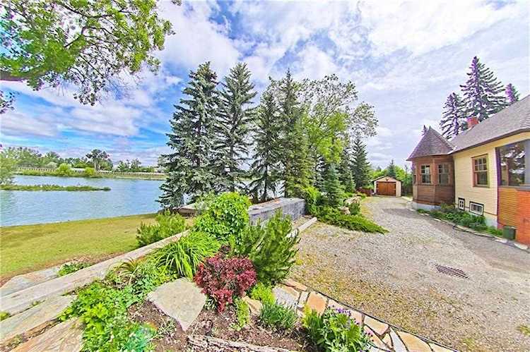 10 New Place SE Calgary, AB T2G 3Y2