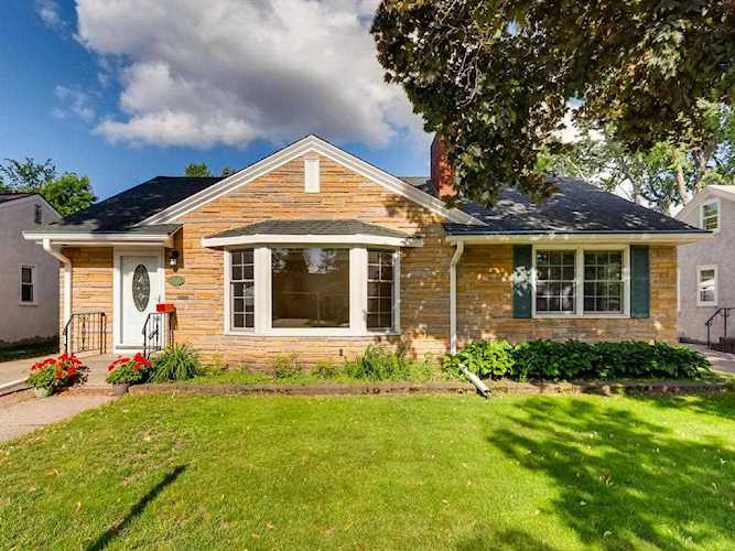 Saint Paul Como | MLS 5248168 | 1366 Saint Albans Street N | Zip Code 55117 Photo 1