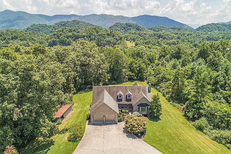 976 Country Ln Walland, TN 37886