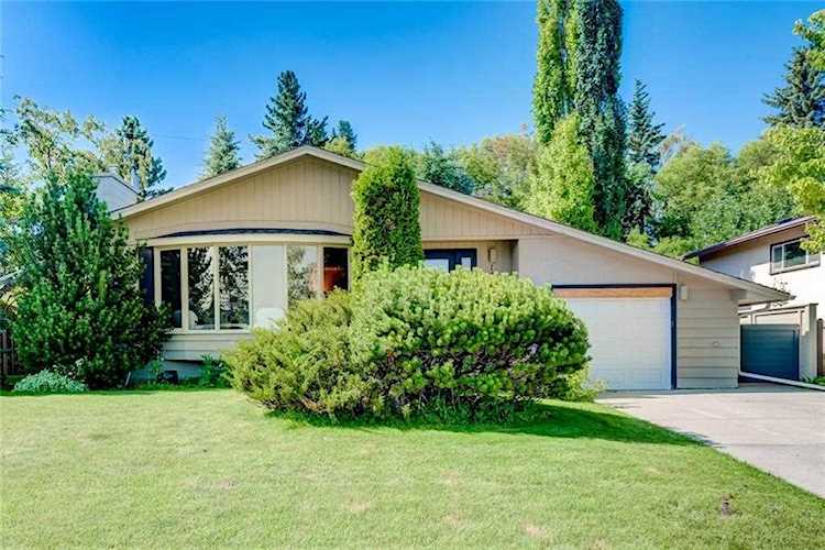 145 Wildwood Drive SW Calgary, AB T3C 3C7