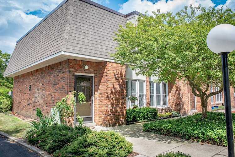 $122,900 - For sale - 1618 Lafayette Drive, Upper Arlington, OH 43220 - MLS#219029388 - Franklin. - End unit 2-BR, 1.5-BA townhouse condo located in quiet rear of UA's Carriage Hill complex! Great... Photo 1
