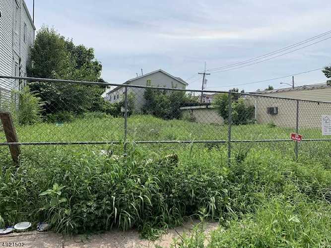 37 3Rd St Newark City, NJ 07107