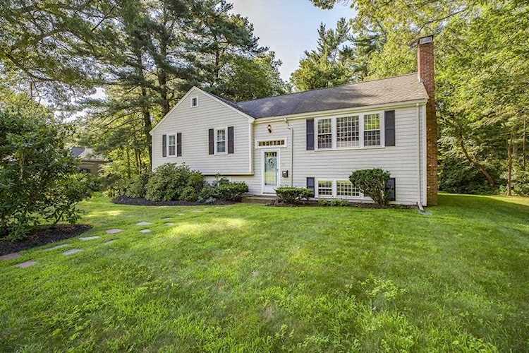 27 Longmeadow Rd Hingham, MA 02043 | MLS 72548816 Photo 1