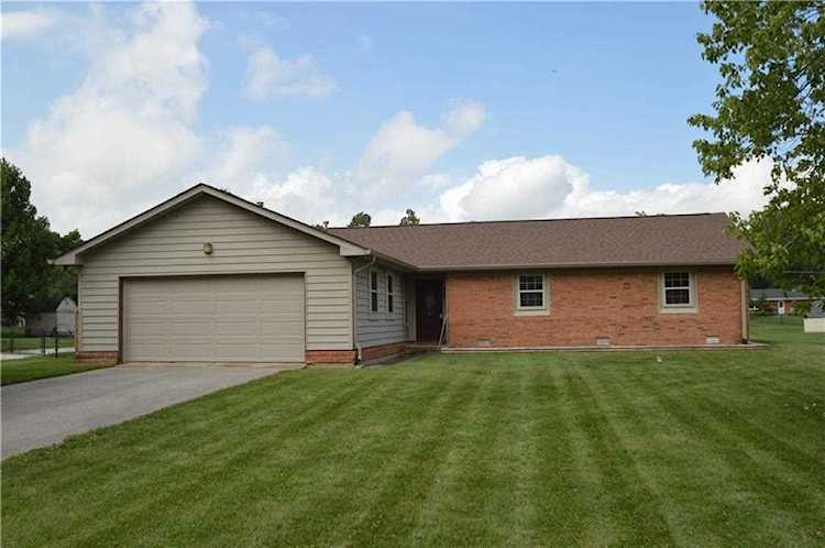 2304 Wayne Drive Greenfield, IN 46140 | MLS 21661953 Photo 1