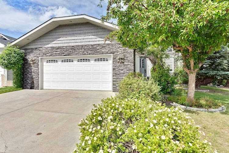 2 Edmund Way SE Airdrie, AB T4B 2G2