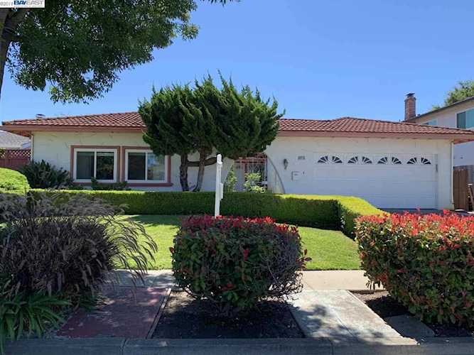 4976 Farnham Dr Newark, CA 94560 | MLS 40877078 Photo 1