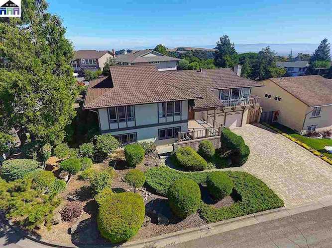 27952 Edgecliff Way Hayward, CA 94542 | MLS 40877508 Photo 1