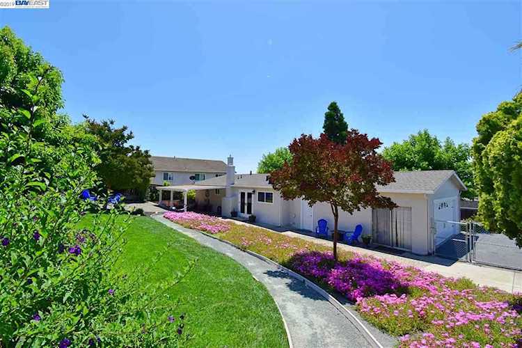 146 Park St Concord, CA 94520 | MLS 40867273 Photo 1