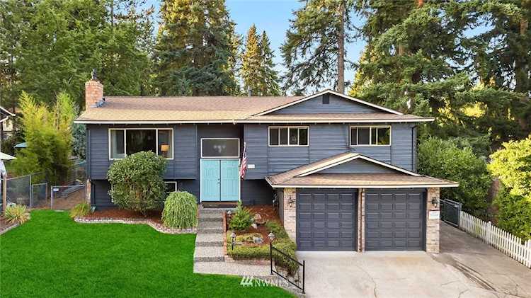 980121131 202nd St SESoutheast SnohomBothellOpportunity Knocks! 2 great homes in 1! Zoned duplex/ADU. Renovated thruout. Dramatic 2,756 SF...WestbrookSnohomish1503979WAmulti-family listingBothell Photo 1