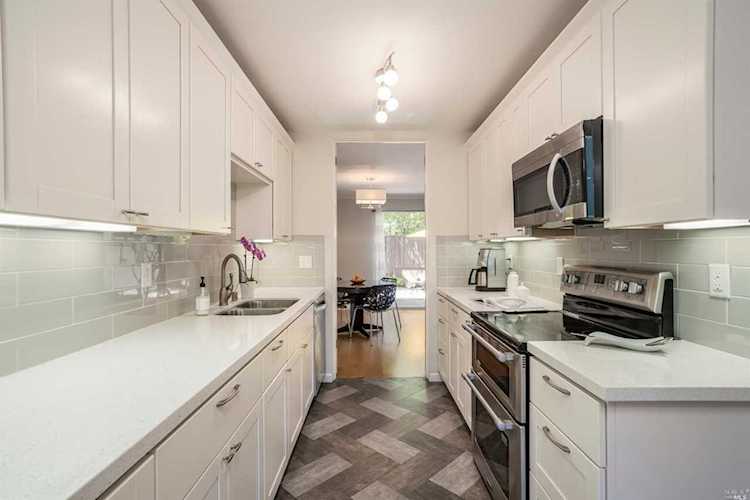 25 Surrey Lane San Rafael, CA 94903 | MLS 21904989 Photo 1