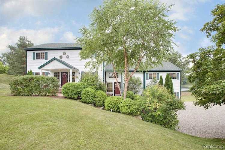 565 Clyde Rd Highland Twp, MI 48357