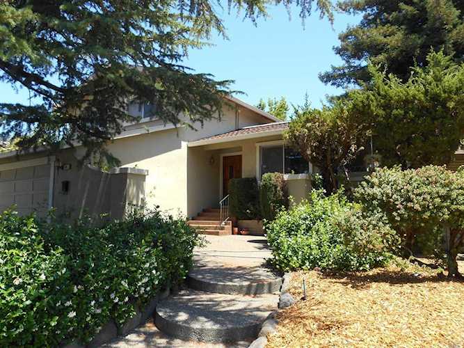 29 Las Tardes Court Novato, CA 94945 | MLS 21919272 Photo 1