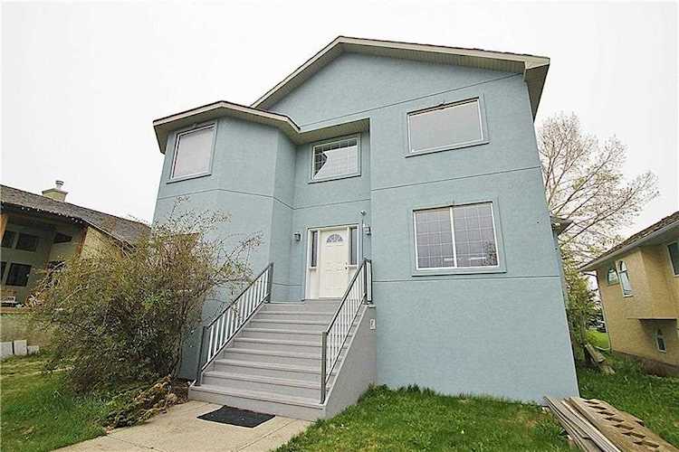352 West Chestermere Drive Chestermere, AB T1X 1B3