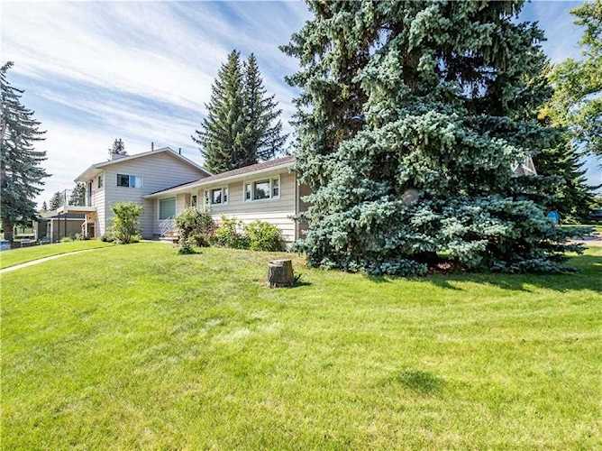 2223 38 Street SW Calgary, AB T3E 3E4