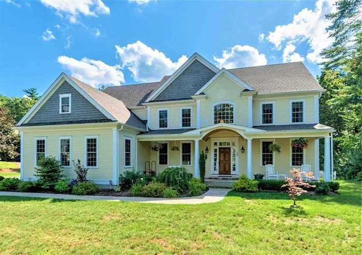 10 Robinson Rd Medfield, MA 02052