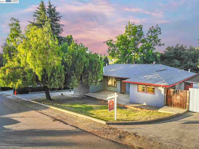 25480 University Court Hayward, CA 94542 | MLS 40880089 Photo 1