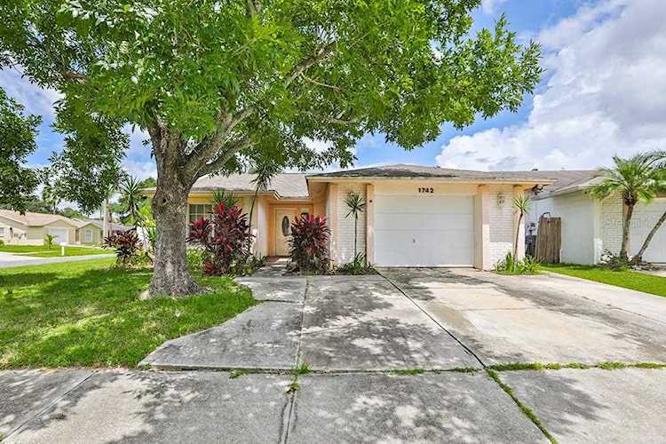 1742 Lakeview Village Drive Brandon, FL 33510