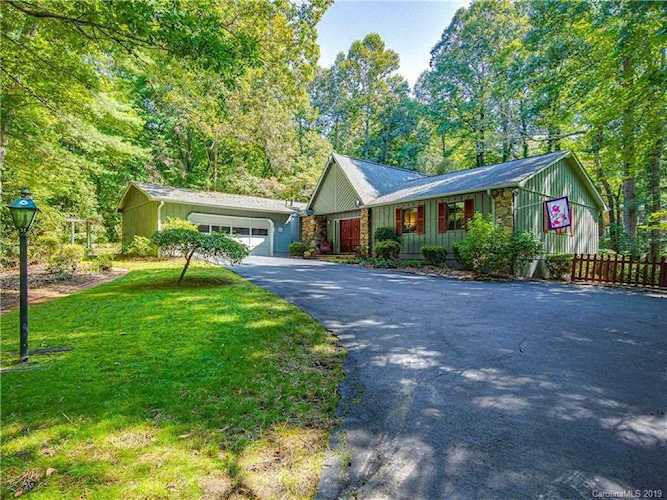 16 Surrey Run Hendersonville Nc 28791 Mls 3548645