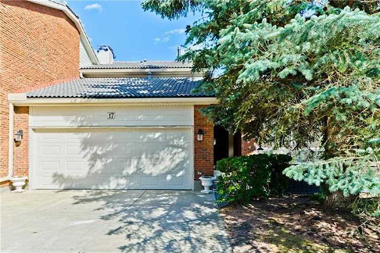 35 Oakmount Ct SW #17 Calgary, AB T2V 4Y3