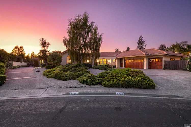5725 Davis Circle Rohnert Park, CA 94928