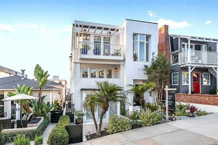 229 19th Street in Manhattan Beach, CA - MLS# SB19153682 Photo 1