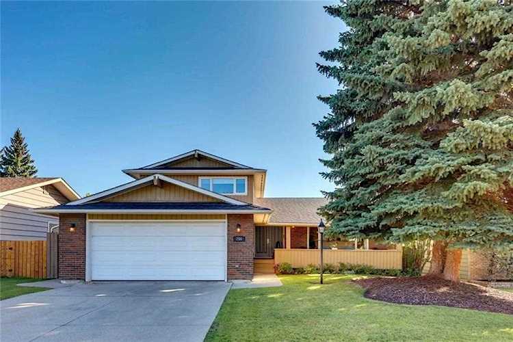 256 Parkland Crescent SE Calgary, AB T2J 3Y5