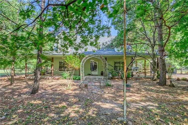 320 W Clifton Street Pilot Point, TX 76258